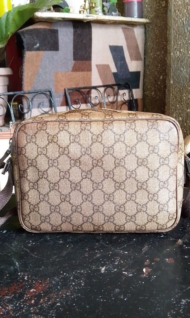 Authentic gucci cross body bag (Category: Luxury Bags & Wallets) located in Davao. Submitted by baghunterluxxe (Listing ID 1468978204, Image 2). Description: sign of use medium.