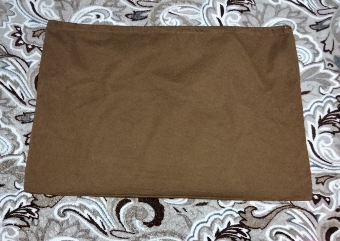 Authentic GUCCI dust bag dustbag (Category: Luxury Bags & Wallets) located in Zamboanga. Submitted by luxuryaccessories_ella.2022 (Listing ID 1469079596, Image 2). Description: Authentic 👉sized by cm ( centimeters) 👉 already wash 👉add sf 👉Loc po is Mindanao 👉 shipping thru J &T add 89 sa sf 👉MOP:Gcash or BPI.