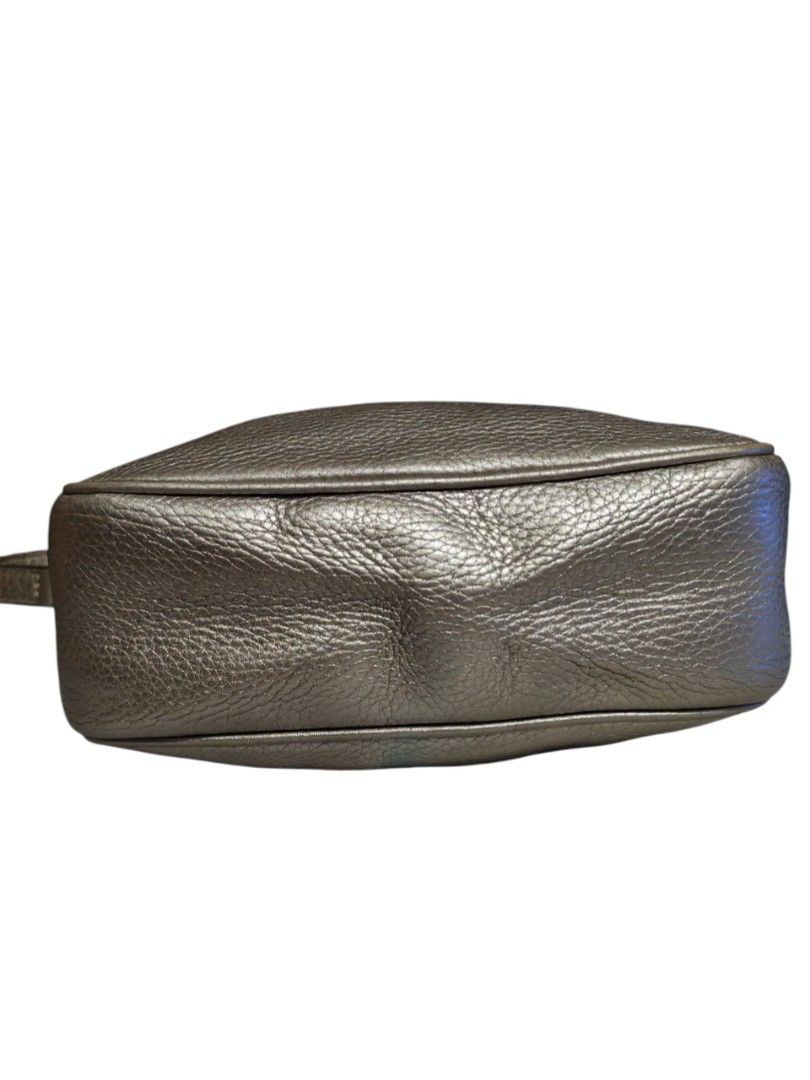 Authentic Gucci Disco Soho Metallic (Category: Luxury Bags & Wallets) located in Caloocan City. Submitted by allgoodsthrifts (Listing ID 1468233016, Image 3). Description: Authentic Gucci Soho (See last photo for 3rd app authentication) Metallic Color Very Good Condition Need wash inside the bag 19500 free shipping via JNT.