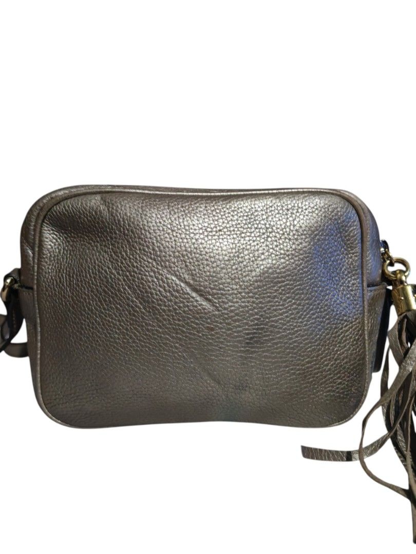 Authentic Gucci Disco Soho Metallic (Category: Luxury Bags & Wallets) located in Caloocan City. Submitted by allgoodsthrifts (Listing ID 1468233016, Image 2). Description: Authentic Gucci Soho (See last photo for 3rd app authentication) Metallic Color Very Good Condition Need wash inside the bag 19500 free shipping via JNT.