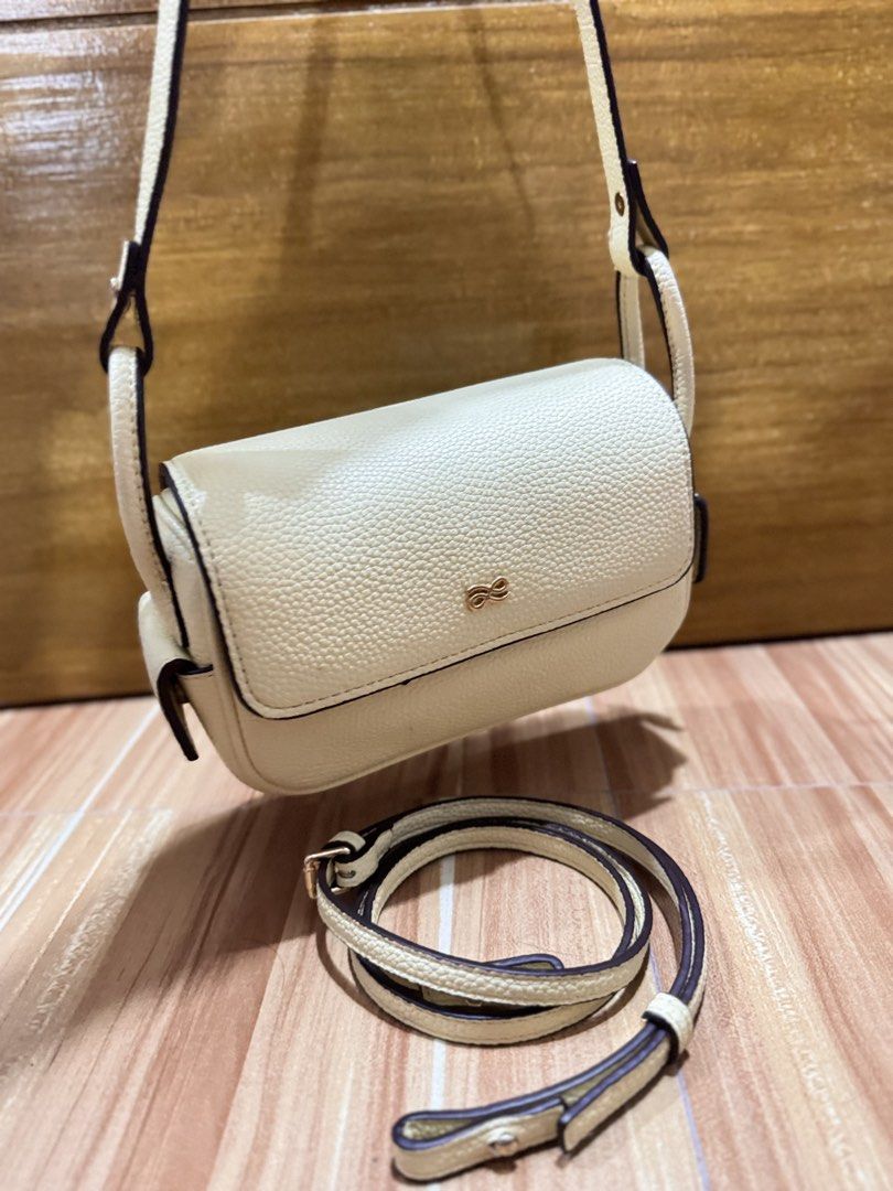 AUTHENTIC HOLB TREASURE (Category: Cross-body Bags) located in Mexico. Submitted by alexacarts (Listing ID 1469124931, Image 1). Description: - Authentic - no more photos *please manage your expectations as these are preloved* *no return / exchange* LOC: Pampanga Payment: Gcash / Any mode of bank transfer Courier: J&T .