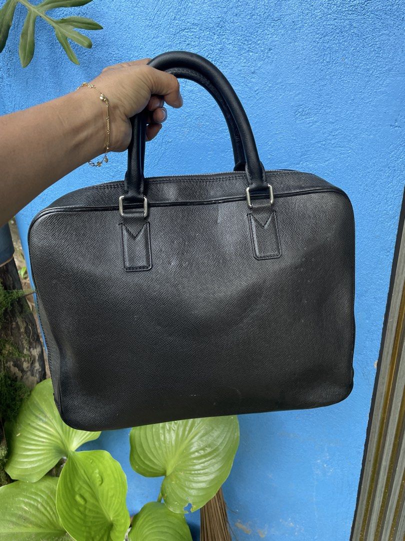 Authentic lv document (Category: Luxury Bags & Wallets) located in Mambajao. Submitted by keysse1432 (Listing ID 1469022643, Image 3). Description: No major issue guaranteed orig 100%.