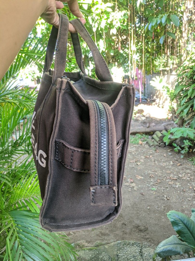 AUTHENTIC MARC JACOBS THE TOTE BAG (Category: Luxury Bags & Wallets) located in President Roxas. Submitted by keanmichael248 (Listing ID 1468995633, Image 2). Description: .