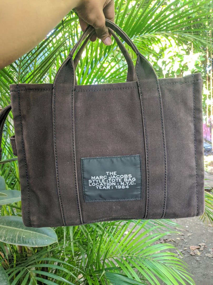 AUTHENTIC MARC JACOBS THE TOTE BAG (Category: Luxury Bags & Wallets) located in President Roxas. Submitted by keanmichael248 (Listing ID 1468995633, Image 3). Description: .