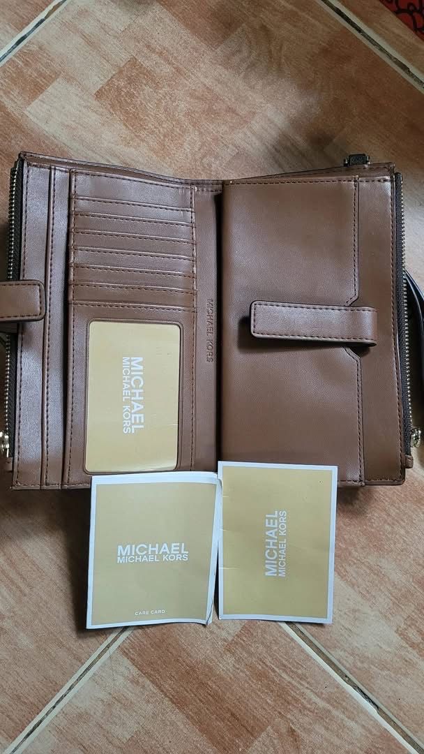 Authentic MK MICHAEL KORS DOUBLE ZIP WALLET WRISTLET (Category: Wallets & Card Holders) located in Bulacan. Submitted by _helpmedeclutterr (Listing ID 1468964502, Image 3). Description: Like new condition except sa isang side may konting chip pero all in all super good pa rin!!! NO LOWBALLERA BILI KA NG BRANDNEW.