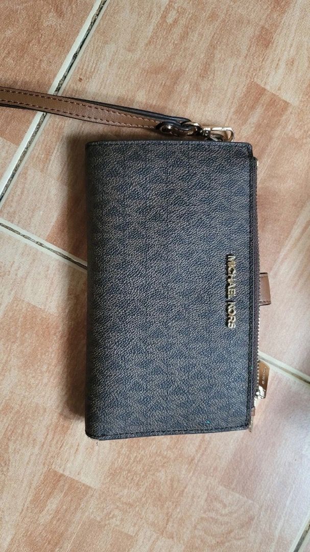 Authentic MK MICHAEL KORS DOUBLE ZIP WALLET WRISTLET (Category: Wallets & Card Holders) located in Bulacan. Submitted by _helpmedeclutterr (Listing ID 1468964502, Image 2). Description: Like new condition except sa isang side may konting chip pero all in all super good pa rin!!! NO LOWBALLERA BILI KA NG BRANDNEW.