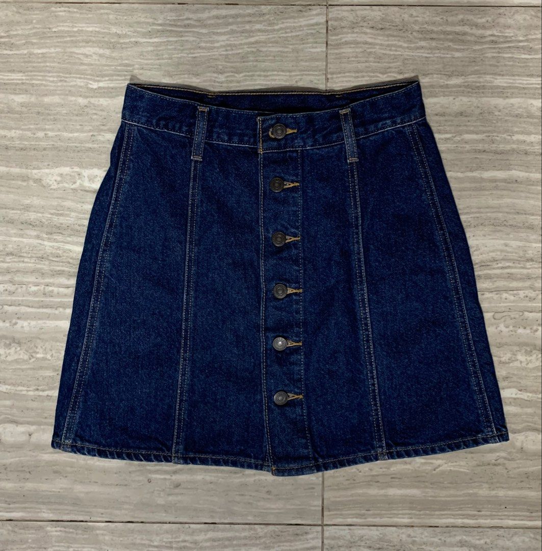 Authentic/Original Levi’s Denim Skirt (Category: Skirts) located in Manila. Submitted by cristelzech (Listing ID 1468936217, Image 1). Description: - Php 800 (negotiable) - Never Used!! Brand New condition! - Waist: 26 on tag, stretch is up to 28 in (fits from 26in to 28in) - Length: 17 in - can send when worn upon request - location: manila - can ship sdd and j&t.