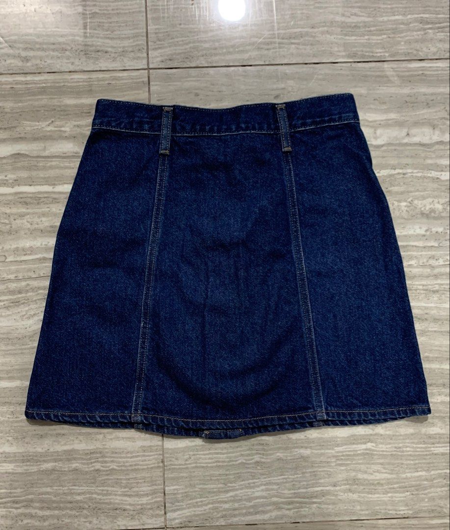 Authentic/Original Levi’s Denim Skirt (Category: Skirts) located in Manila. Submitted by cristelzech (Listing ID 1468936217, Image 2). Description: - Php 800 (negotiable) - Never Used!! Brand New condition! - Waist: 26 on tag, stretch is up to 28 in (fits from 26in to 28in) - Length: 17 in - can send when worn upon request - location: manila - can ship sdd and j&t.