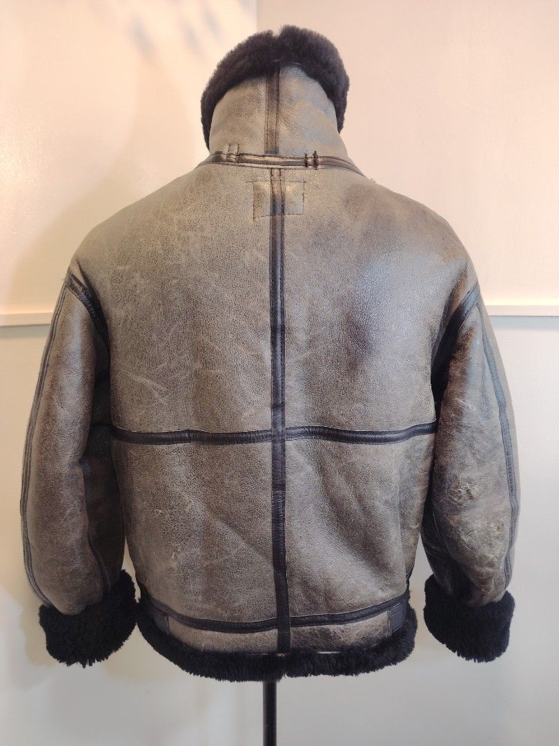 AVIREX Vintage Shearling B3 Bomber Leather Jacket (Category: Coats, Jackets and Outerwear) located in La Trinidad. Submitted by padasem_kadi (Listing ID 1468990852, Image 3). Description: - Style: Thick distressed brown leather shearling bomber jacket - Lining: Soft black fleece inside, collar, and cuffs for ultimate warmth - Hardware: Heavy-duty zipper closure, double throat latch straps, and adjustable waist buckles - Condition/Vibe: Kept warm 