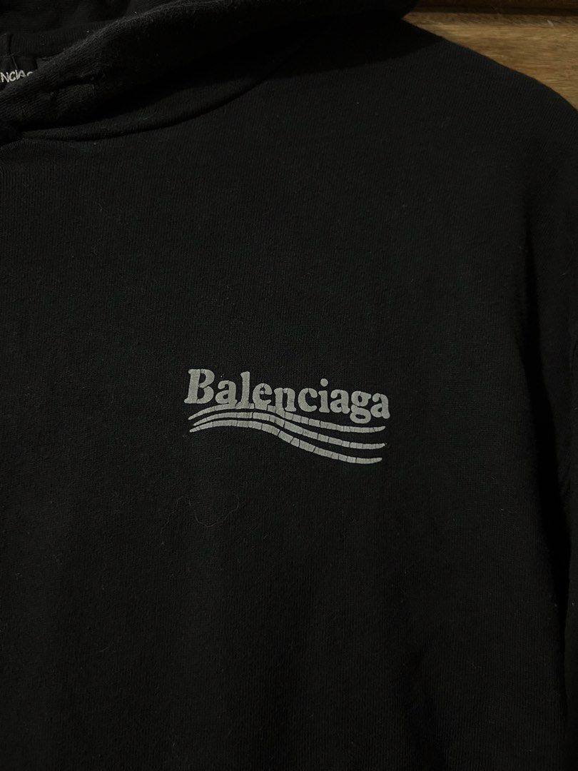 Balenciaga (Category: Hoodies) located in Jaen. Submitted by 17thstreetclo.bymkdl (Listing ID 1469055950, Image 3). Description: Balenciaga hoodie 9/10 color rate Issue crackprints Need wash fresh from bale 24x29.5 dimensions .