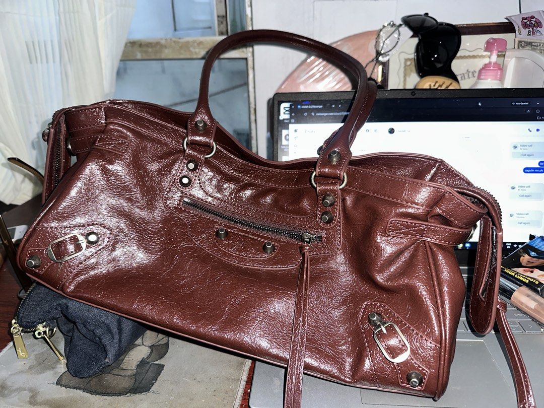 Balenciaga Bag (Category: Luxury Bags & Wallets) located in Manila. Submitted by safeocean.da498d (Listing ID 1468939601, Image 3). Description: Best Replica bought for 8k used few times good as new flame test ✅ .