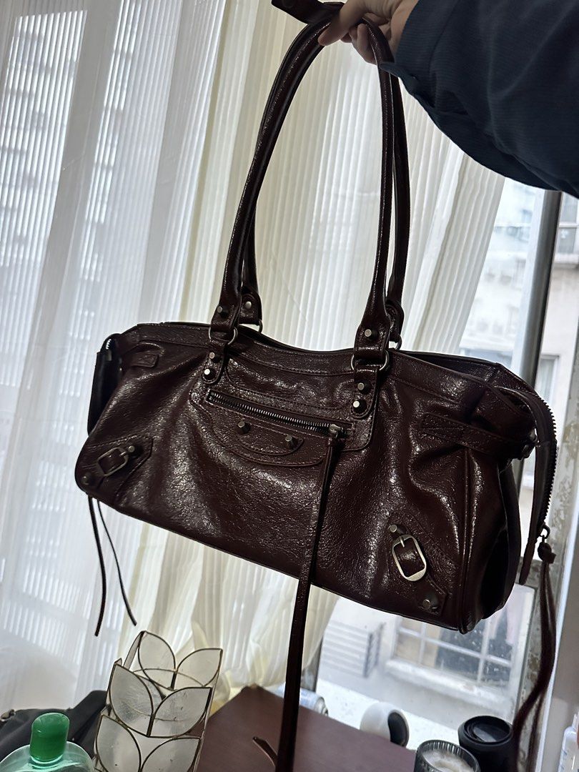 Balenciaga Bag (Category: Luxury Bags & Wallets) located in Manila. Submitted by safeocean.da498d (Listing ID 1468939601, Image 1). Description: Best Replica bought for 8k used few times good as new flame test ✅ .