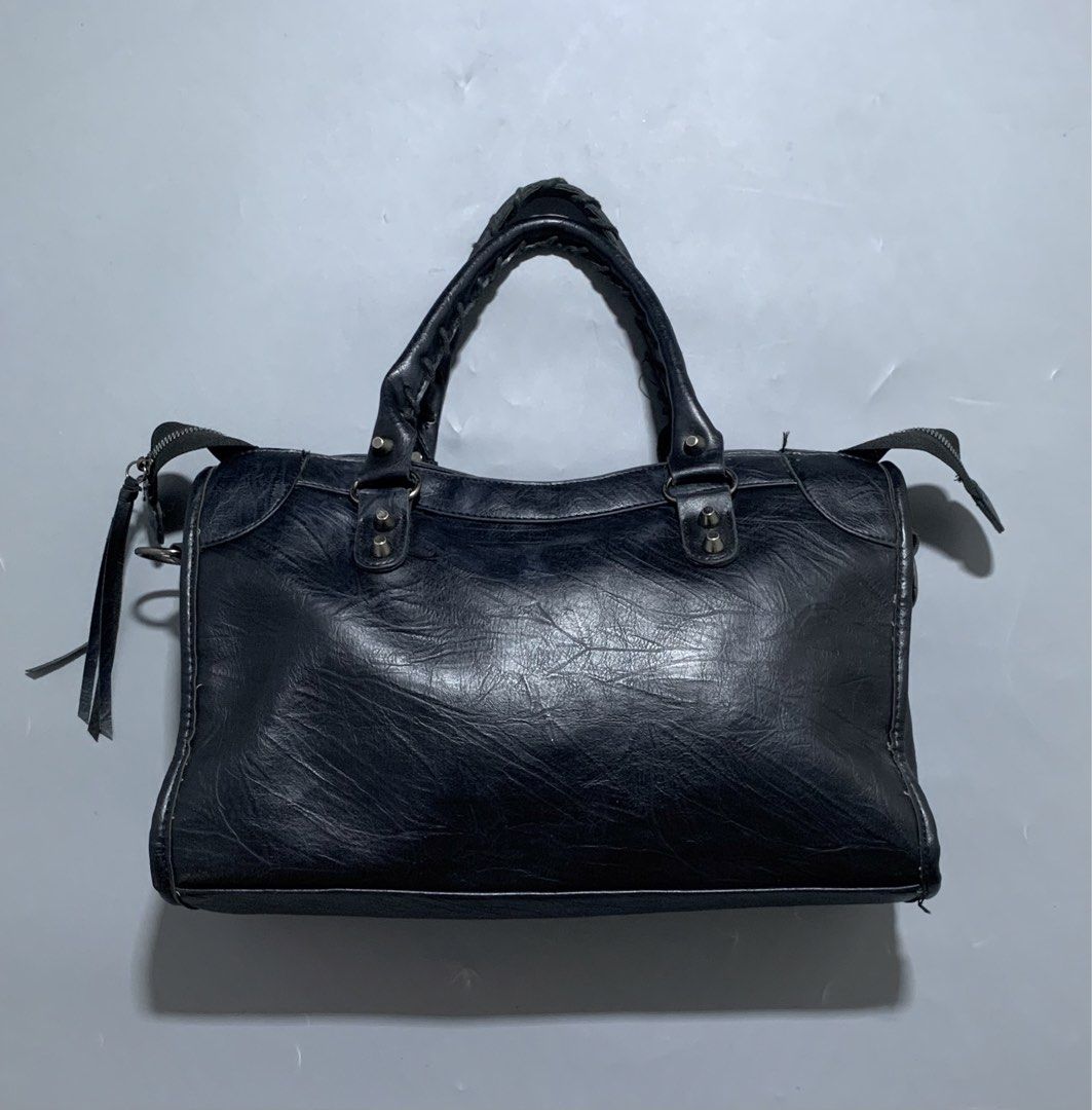 Balenciaga City Alternative Bag (Category: Shoulder Bags) located in Mabalacat. Submitted by thrift_trap (Listing ID 1469086706, Image 2). Description: Condition: Good Issue (s): No sling strap, 1 missing puller, sign of usage, need cleaning outside & inside.