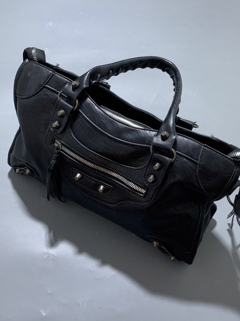 Balenciaga City Alternative Bag (Category: Shoulder Bags) located in Mabalacat. Submitted by thrift_trap (Listing ID 1469086706, Image 3). Description: Condition: Good Issue (s): No sling strap, 1 missing puller, sign of usage, need cleaning outside & inside.