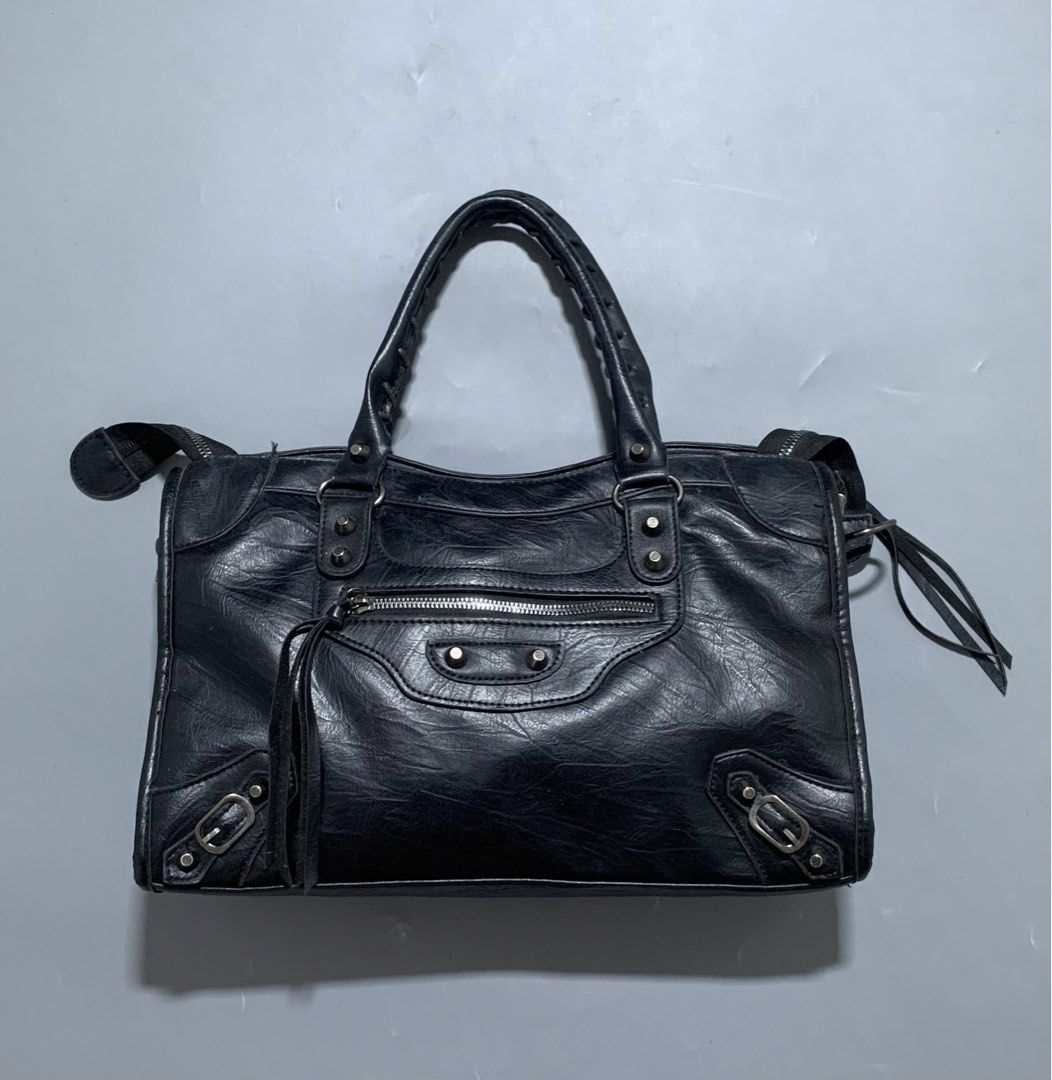 Balenciaga City Alternative Bag (Category: Shoulder Bags) located in Mabalacat. Submitted by thrift_trap (Listing ID 1469086706, Image 1). Description: Condition: Good Issue (s): No sling strap, 1 missing puller, sign of usage, need cleaning outside & inside.