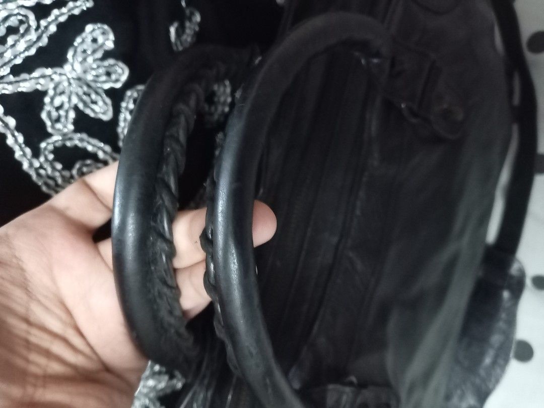 Balenciaga Classic City (Category: Luxury Bags & Wallets) located in Malolos. Submitted by shoptokyothrift (Listing ID 1469014871, Image 3). Description: Balenciaga classic city With sling Black motorcycle Detachable code Lampo zip.