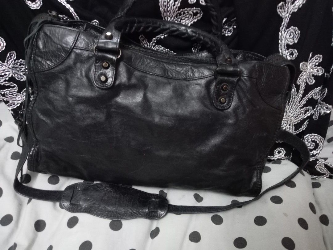Balenciaga Classic City (Category: Luxury Bags & Wallets) located in Malolos. Submitted by shoptokyothrift (Listing ID 1469014871, Image 2). Description: Balenciaga classic city With sling Black motorcycle Detachable code Lampo zip.