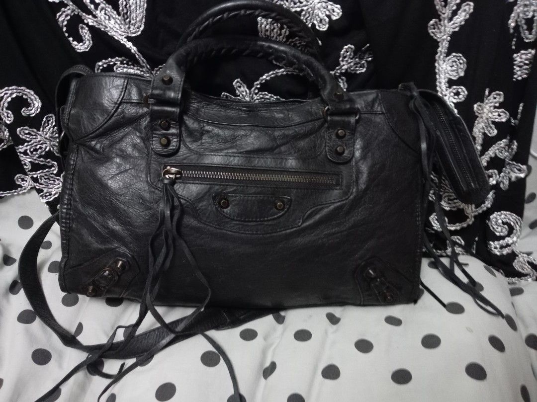 Balenciaga Classic City (Category: Luxury Bags & Wallets) located in Malolos. Submitted by shoptokyothrift (Listing ID 1469014871, Image 1). Description: Balenciaga classic city With sling Black motorcycle Detachable code Lampo zip.
