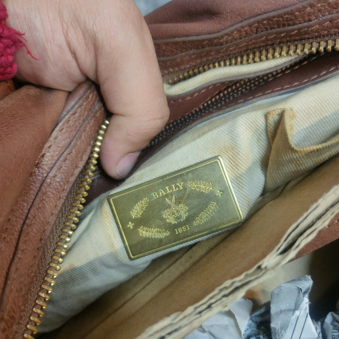 Bally Leather Handbag (Category: Luxury Bags & Wallets) located in Lucena. Submitted by thrft-nd-sll (Listing ID 1468934562, Image 3). Description: Blly Leather Handbag Authentic Minor Flaws Only Very Good Condition Need Clean.