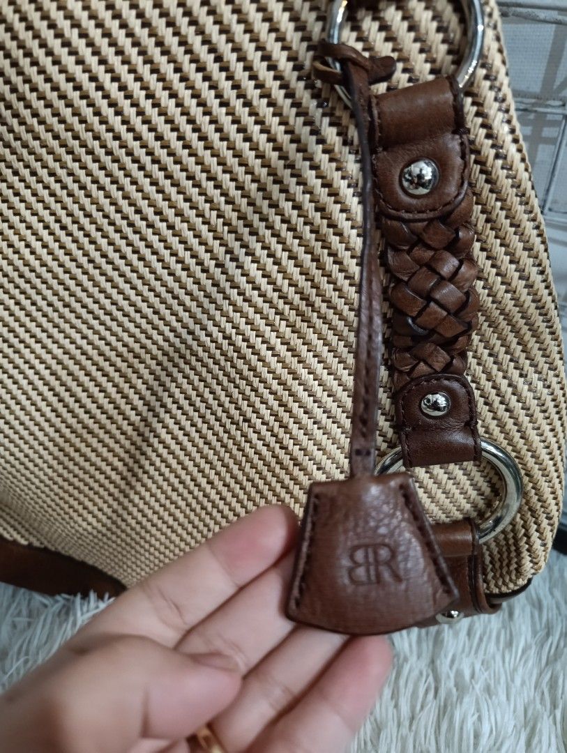 Banana Republic (Category: Shoulder Bags) located in Bacoor. Submitted by MommahAnnaOnlineShop (Listing ID 1469099324, Image 2). Description: From Japan Good as new.