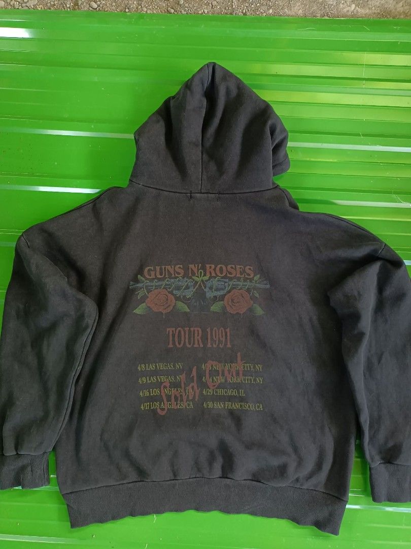 BAND HODDIE (Category: Coats, Jackets and Outerwear) located in Kiblawan. Submitted by kynthoiiithrift (Listing ID 1469122334, Image 1). Description: GUNS & ROSES HODDIE.