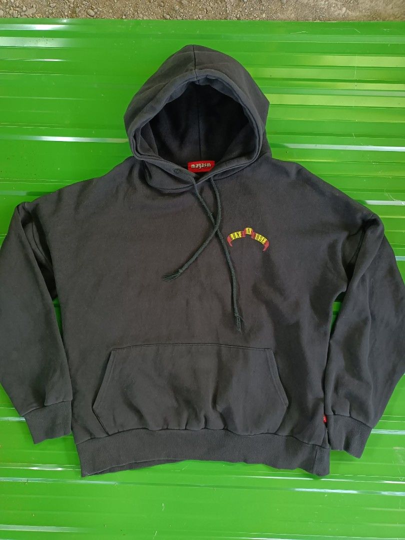 BAND HODDIE (Category: Coats, Jackets and Outerwear) located in Kiblawan. Submitted by kynthoiiithrift (Listing ID 1469122334, Image 2). Description: GUNS & ROSES HODDIE.