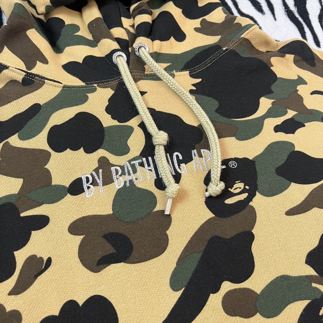 Bape camou hoodie jacket (Category: Coats, Jackets and Outerwear) located in Manila. Submitted by royaldripmanila (Listing ID 1468931293, Image 2). Description: No issue Like new W24 L27.5.