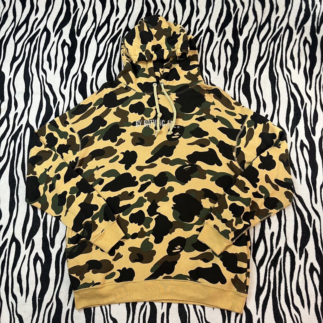 Bape camou hoodie jacket (Category: Coats, Jackets and Outerwear) located in Manila. Submitted by royaldripmanila (Listing ID 1468931293, Image 1). Description: No issue Like new W24 L27.5.