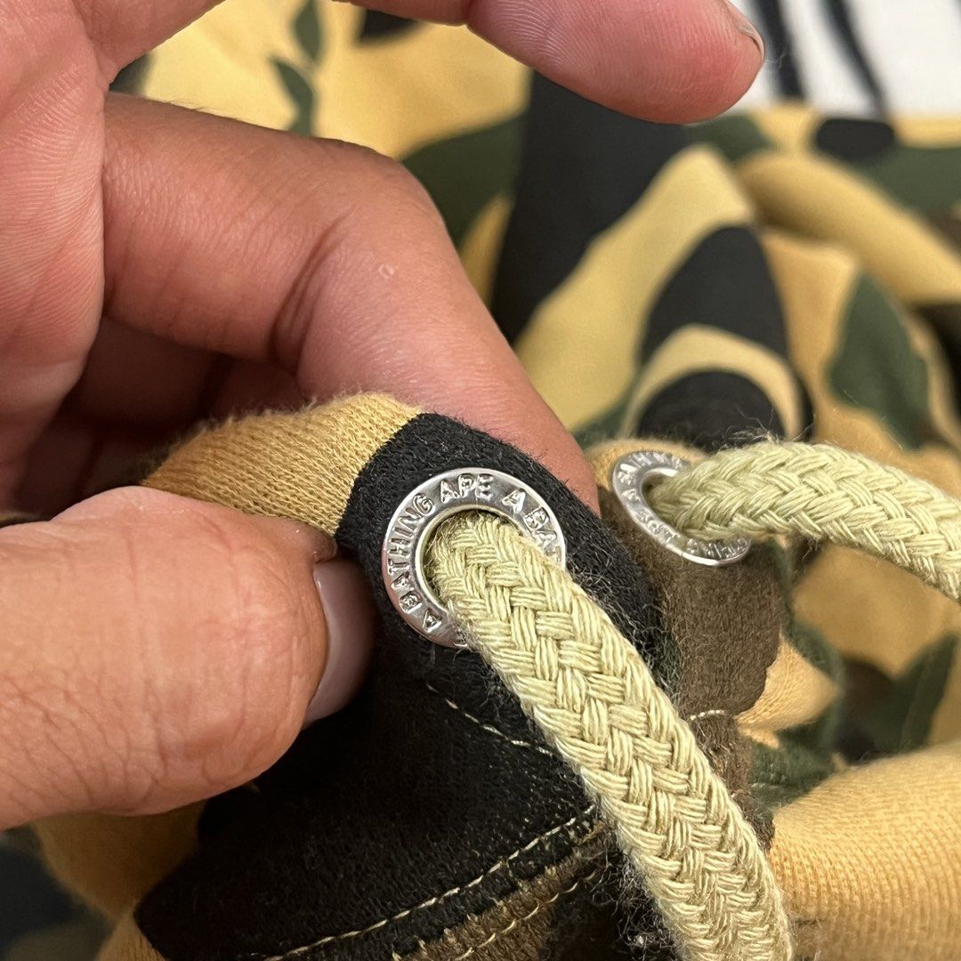 Bape camou hoodie jacket (Category: Coats, Jackets and Outerwear) located in Manila. Submitted by royaldripmanila (Listing ID 1468931293, Image 3). Description: No issue Like new W24 L27.5.