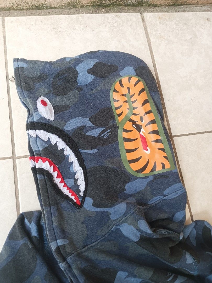 BAPE SHARK HOODIE (Category: Coats, Jackets and Outerwear) located in Cagayan de Oro. Submitted by kenndniggha (Listing ID 1468983121, Image 3). Description: jnt /courier ‎mop / gcash / can meet if nearby lng ‎📌 lapasan, cagayan de oro ‎XL ON TAG, MED/LARGE fittings ‎— waist: " 25 ‎— length: " 23 ‎-color may vary due to bad cam ‎-authenticity not guaranteed ‎-this item is thrifted, pm for more details.