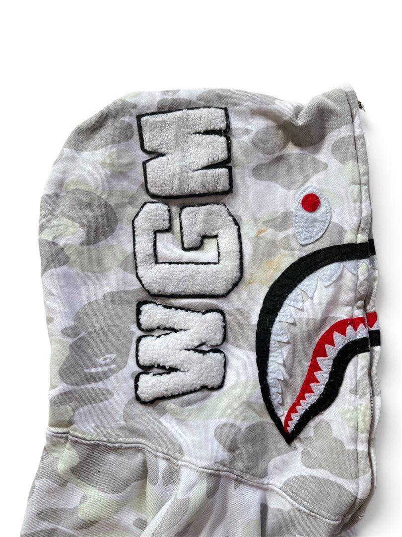 BAPE SHARK WHITE CAMO HOODIE (Category: Hoodies) located in Davao. Submitted by fastbear-aad4 (Listing ID 1468988333, Image 2). Description: BAPE SHARK FULL ZIP HOODIE Glow in the dark Double Zip Size: L - womens S - Male Dimes: 22x24 Color rate: 9/10 Condition: Excellent! Issue: minor stains (need wash lang) 📩📩📩.