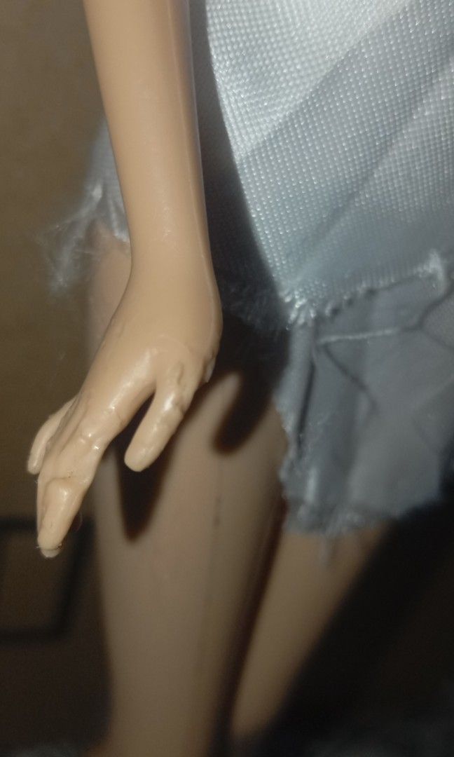 Barbie doll (Category: Figurines & Statues) located in Trece Martires City. Submitted by barbies_storeee-13 (Listing ID 1469084330, Image 3). Description: SHE HAS FRIZZY HAIR AND SHE HAS CHIP LIP ALSO.