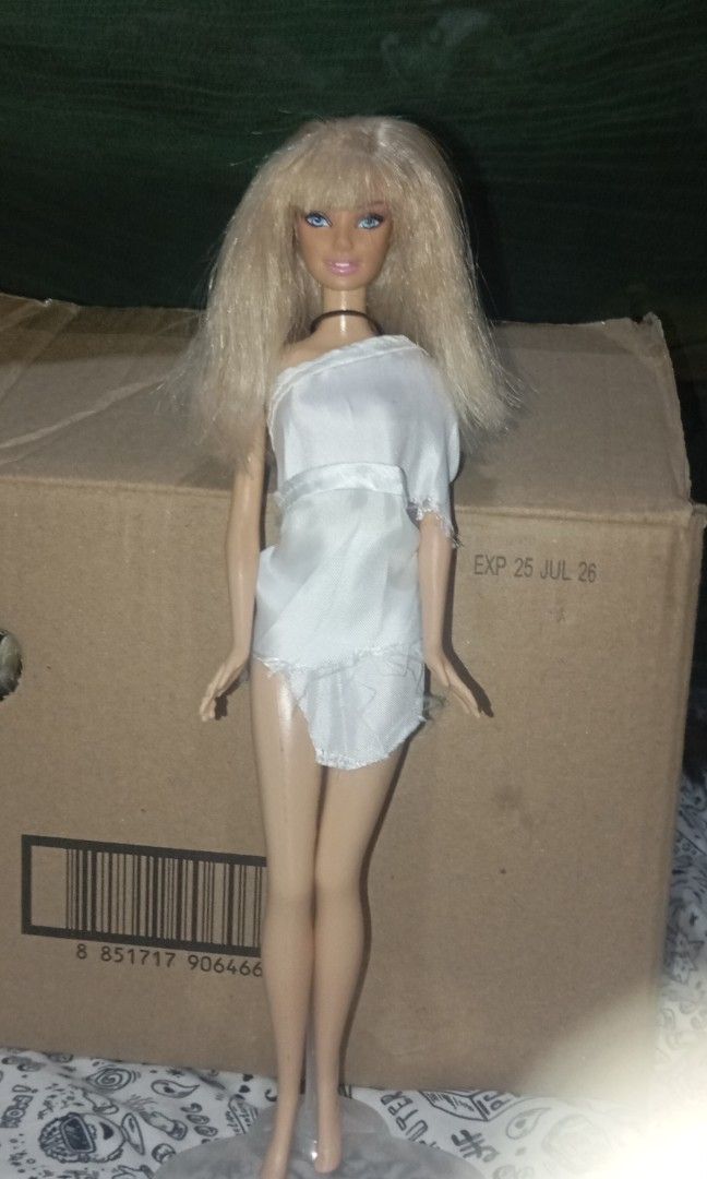 Barbie doll (Category: Figurines & Statues) located in Trece Martires City. Submitted by barbies_storeee-13 (Listing ID 1469084330, Image 2). Description: SHE HAS FRIZZY HAIR AND SHE HAS CHIP LIP ALSO.