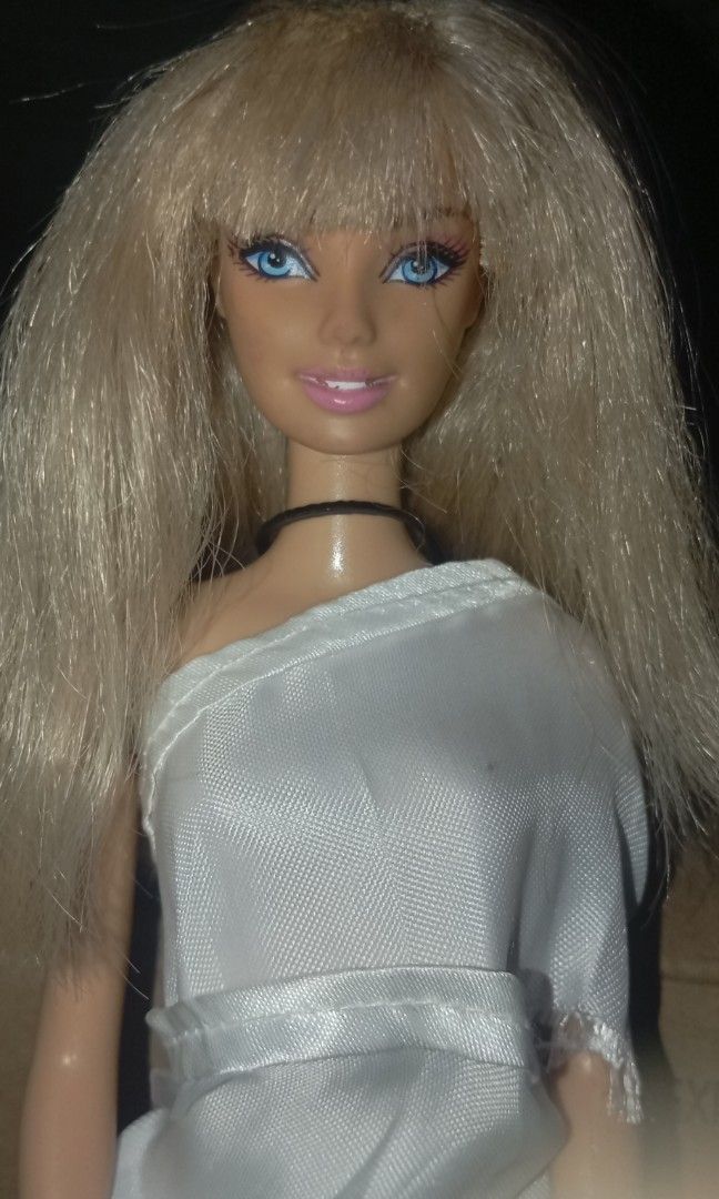 Barbie doll (Category: Figurines & Statues) located in Trece Martires City. Submitted by barbies_storeee-13 (Listing ID 1469084330, Image 1). Description: SHE HAS FRIZZY HAIR AND SHE HAS CHIP LIP ALSO.
