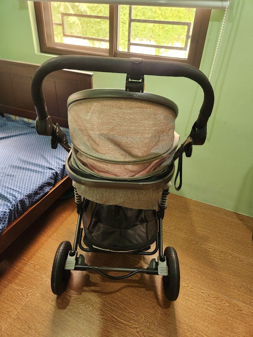 b.childhood Baby Stroller (Category: Strollers) located in Caloocan City. Submitted by chennica28 (Listing ID 1468936894, Image 3). Description: detachable basket reversible.
