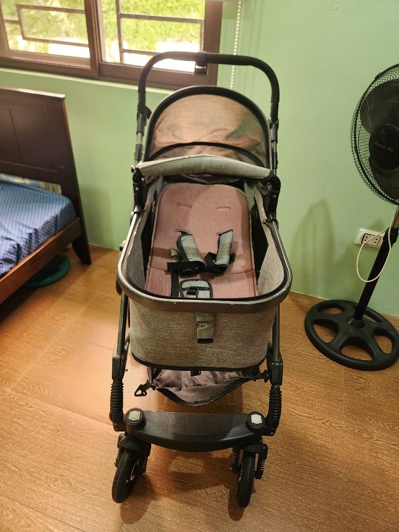 b.childhood Baby Stroller (Category: Strollers) located in Caloocan City. Submitted by chennica28 (Listing ID 1468936894, Image 2). Description: detachable basket reversible.