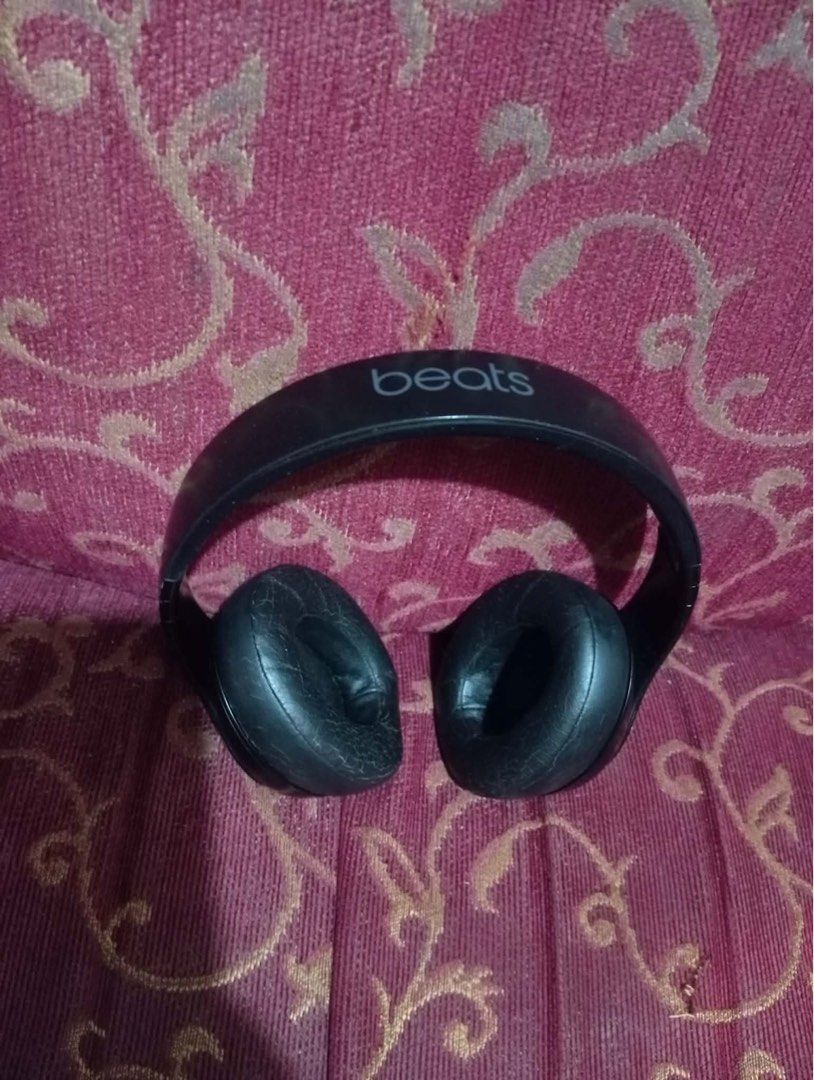 Beats studio 3 (Category: Headphones & Headsets) located in Pasay City. Submitted by mrtigas (Listing ID 1469028629, Image 1). Description: Need to change pads. May bawas pa. Rfs. di na ginagamit.