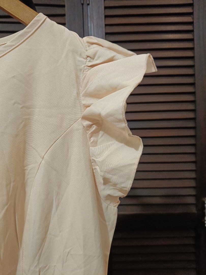 Beige Cream Ruffle Sleeves Dress (Category: Dresses) located in Manila. Submitted by byjrb (Listing ID 1469098488, Image 3). Description: 🛍️ Brand-new items from SHEIN, Emery Rose, Zaful, No brand & more! Size : Medium 📦 Shipping: LBC / J&T / Lalamove 💸 MOP: GCash / BPI only Note : Brand is listed as SHEIN for listing purposes. All items are sourced from shein-bales. Shipping schedule. Wednesday and Saturday : shipping day..