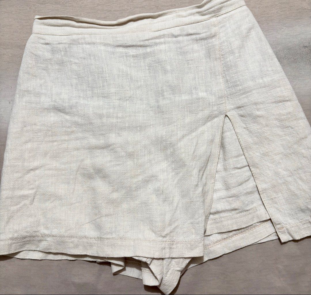 Beige Skort (Category: Sets or Coordinates) located in Caloocan City. Submitted by nnnprelovedclothes (Listing ID 1468969213, Image 2). Description: - Skort Details: Side zipper, partially elasticated waistband, trendy front slit - Fit: Fits waist 24 to 27 inches - Length: 14 inches.