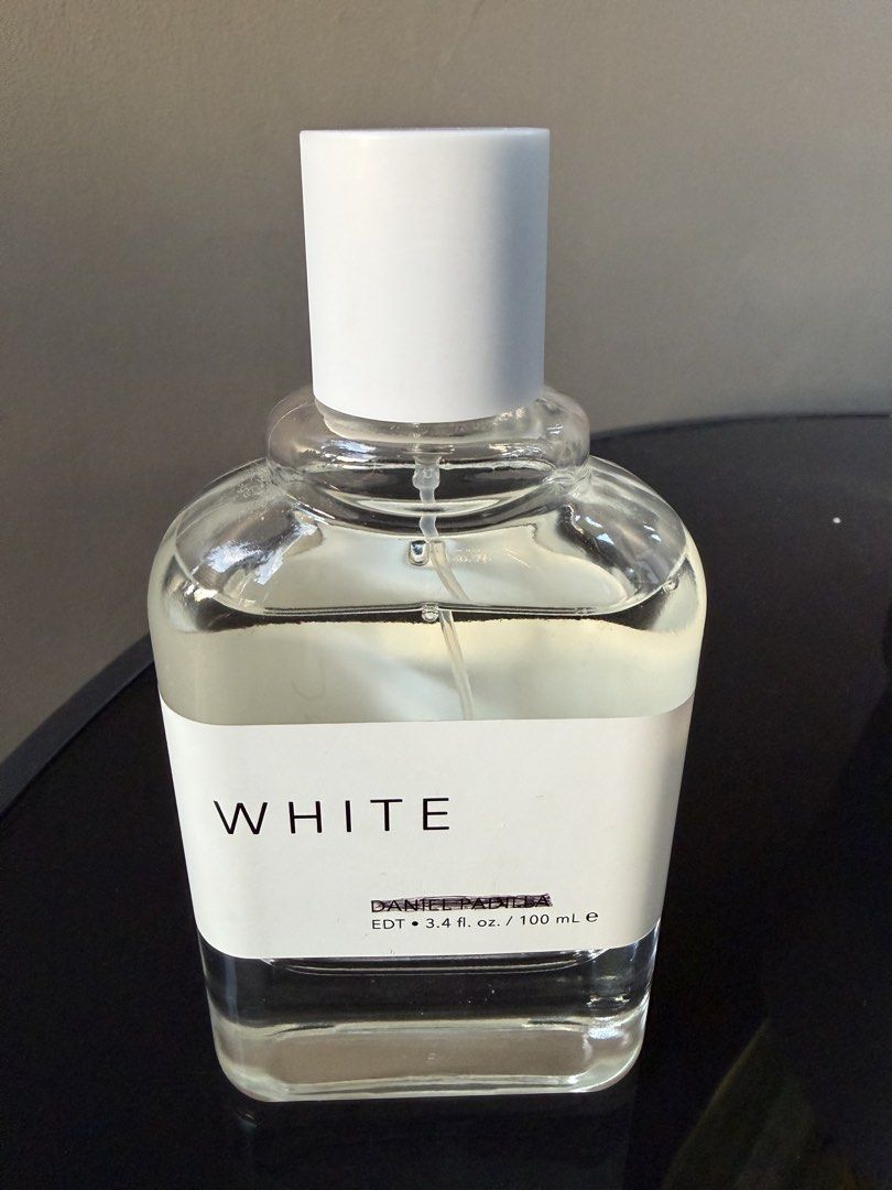 Bench Shiroi White EDT 100ml Perfume (Category: Fragrance & Deodorants) located in Cavite. Submitted by jazz.shop (Listing ID 1469022529, Image 2). Description: - Authentic Bench Shiroi White Eau de Toilette fragrance - Generous 3.4 fl oz / 100 ml glass bottle with white cap - Unique double-sided label featuring Japanese characters and Daniel Padilla branding - Nearly full, clear liquid level - Great daily scent at a budget-friendly price.