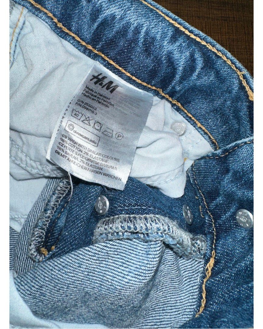 H&M Bermuda Denim Shorts (Category: Shorts) located in Bacoor. Submitted by pickedbykoko (Listing ID 1468960497, Image 3). Description: Bermuda Shorts Brand: H&M Waist: 28 inches Length: 16 inches Condition:Very Good Colors may appear slightly different depending on lighting and your screen. 🏷 ₱148.00 Code: K20.