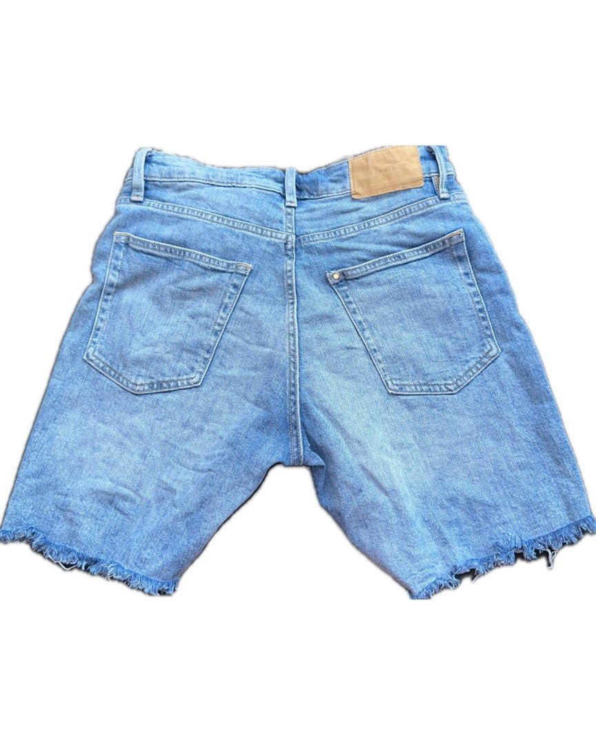 H&M Bermuda Denim Shorts (Category: Shorts) located in Bacoor. Submitted by pickedbykoko (Listing ID 1468960497, Image 2). Description: Bermuda Shorts Brand: H&M Waist: 28 inches Length: 16 inches Condition:Very Good Colors may appear slightly different depending on lighting and your screen. 🏷 ₱148.00 Code: K20.