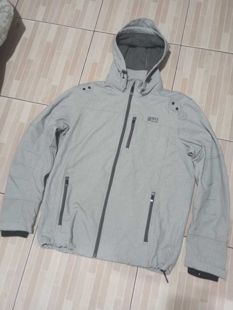 BKE Sport light gray hooded tech softshell jacket size large (Category: Coats, Jackets and Outerwear) located in Las Pinas. Submitted by kaswakto (Listing ID 1469006399, Image 1). Description: 〽️ BKE Sport light gray hooded tech softshell jacket size large (This outerwear item features a weather-resistant textured light gray exterior and typically comes equipped with a warm inner fleece or bonded lining to shield against wind and cold) 〽️ Dimensi
