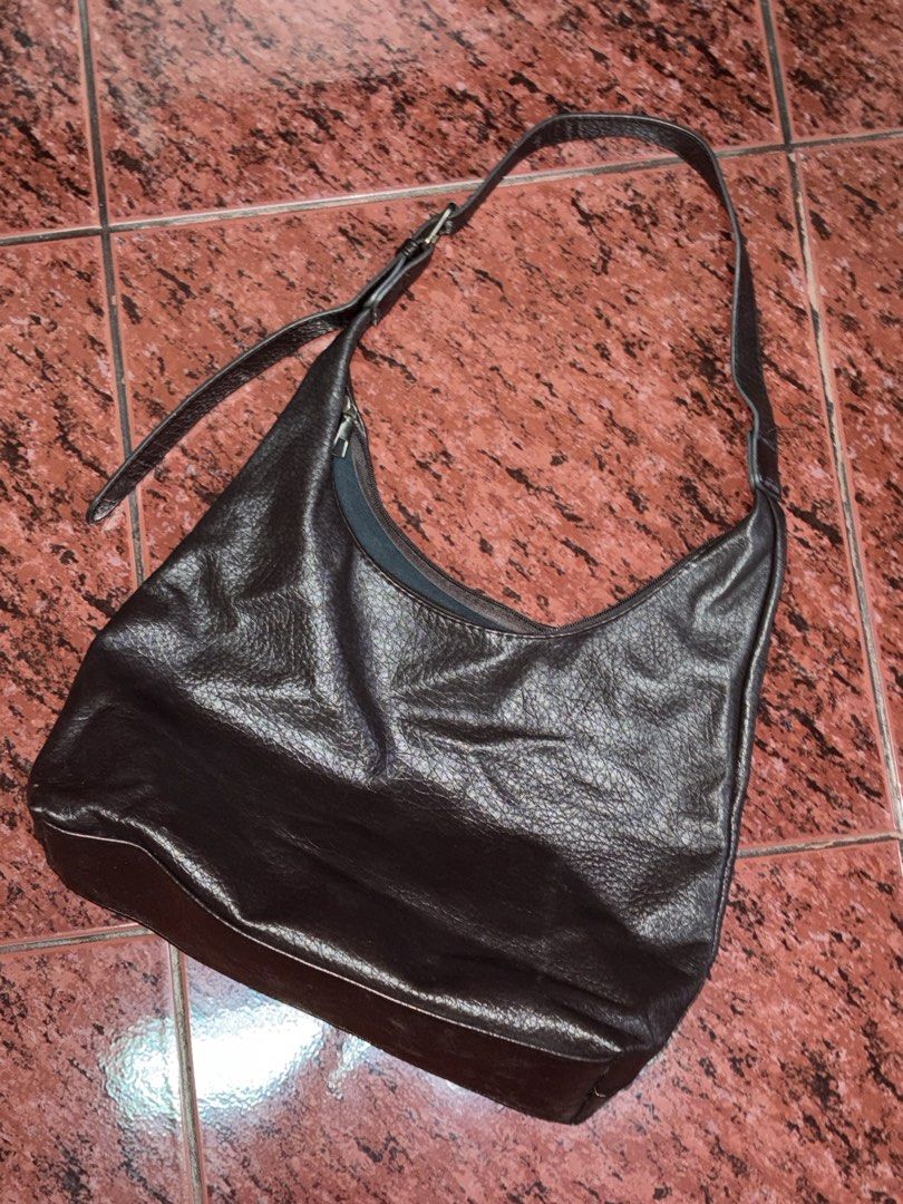 Black and Brown Shoulder Bags Bundle (Category: Shoulder Bags) located in Manila. Submitted by adri_07 (Listing ID 1469066747, Image 2). Description: Set of 2 classic black shoulder bags for daily wear - Bag 1: Structured nylon tote featuring double slim straps - Bag 2: Slouchy textured leather hobo style with an adjustable strap and zip closure - Spacious enough to easily fit all daily essentials - Versatile, simple designs that effortlessly mat