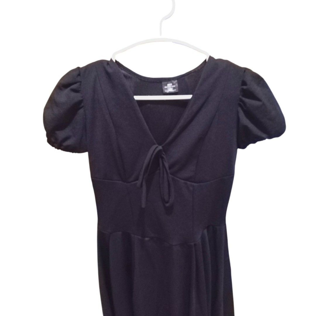 Black Dress (Category: Dresses) located in Quezon City. Submitted by aishlatte (Listing ID 1469124266, Image 2). Description: Size: Medium Below Knee ang haba. Used once. Presko Suotin..