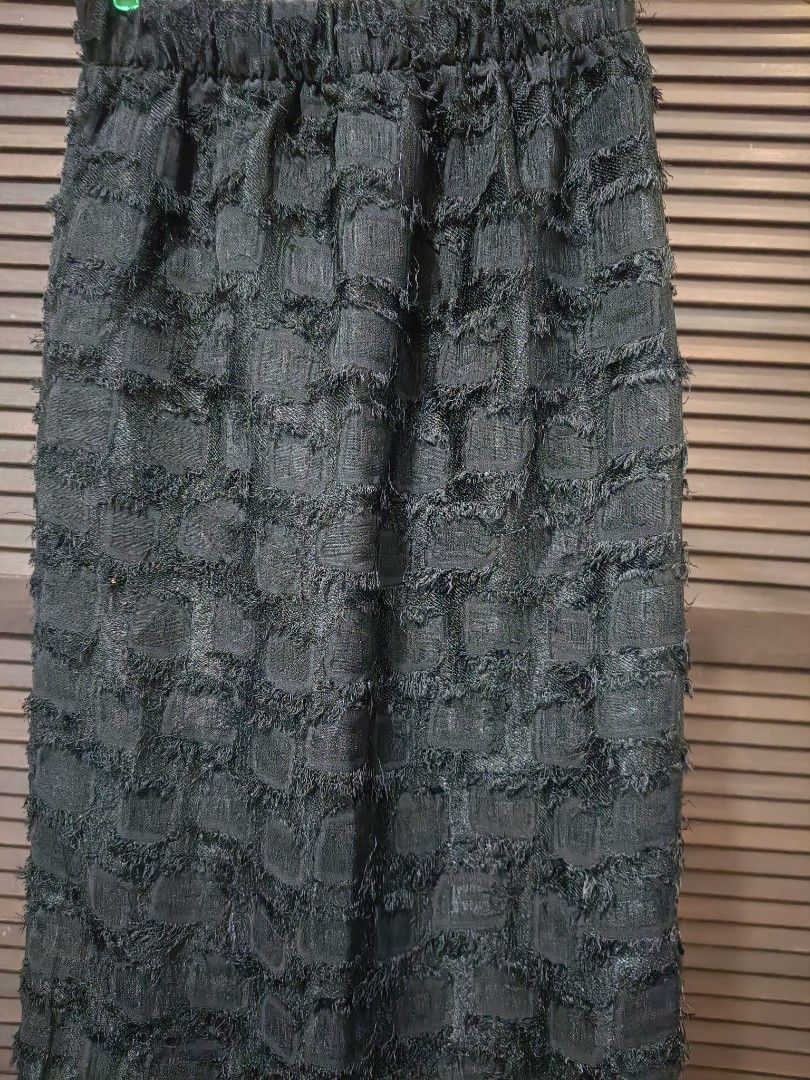 Black Fringed Textured Long Skirt (Category: Skirts) located in Manila. Submitted by byjrb (Listing ID 1469049401, Image 2). Description: 🛍️ Brand-new items from SHEIN, Emery Rose, Zaful, No brand & more! Size : Small with inner 📦 Shipping: LBC / J&T / Lalamove 💸 MOP: GCash / BPI only DM for inquiries! 💌 Note : Wednesday and Saturday : shipping day..