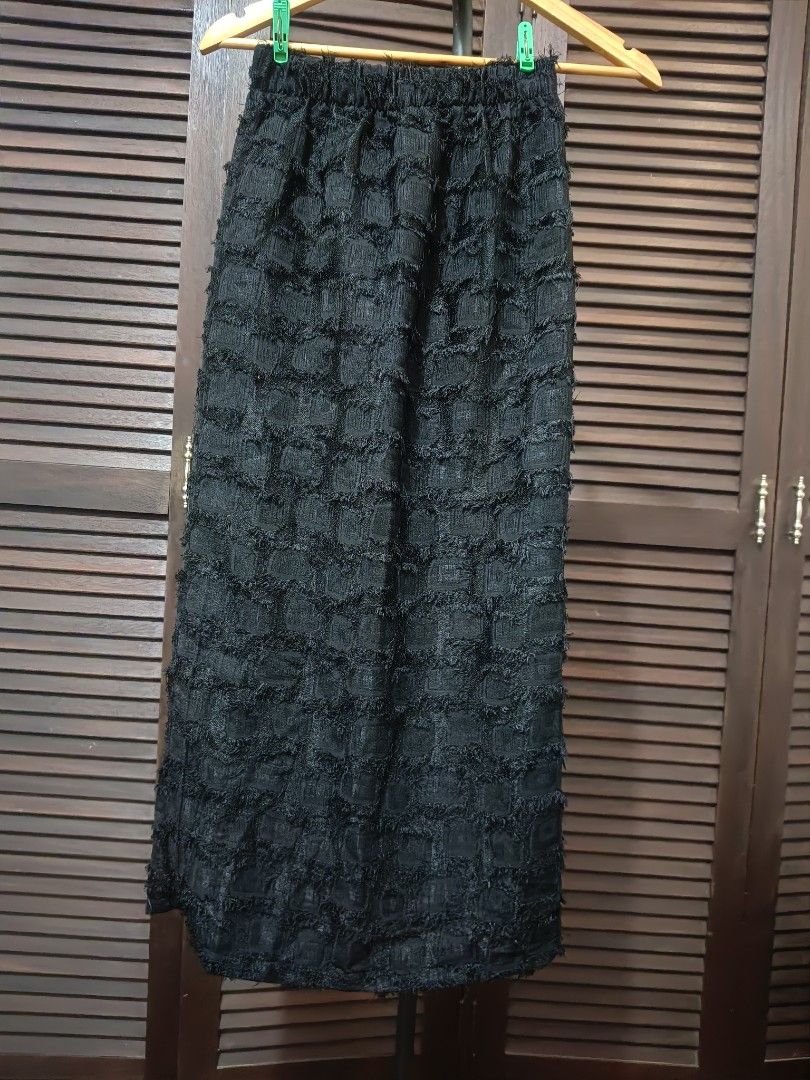 Black Fringed Textured Long Skirt (Category: Skirts) located in Manila. Submitted by byjrb (Listing ID 1469049401, Image 1). Description: 🛍️ Brand-new items from SHEIN, Emery Rose, Zaful, No brand & more! Size : Small with inner 📦 Shipping: LBC / J&T / Lalamove 💸 MOP: GCash / BPI only DM for inquiries! 💌 Note : Wednesday and Saturday : shipping day..