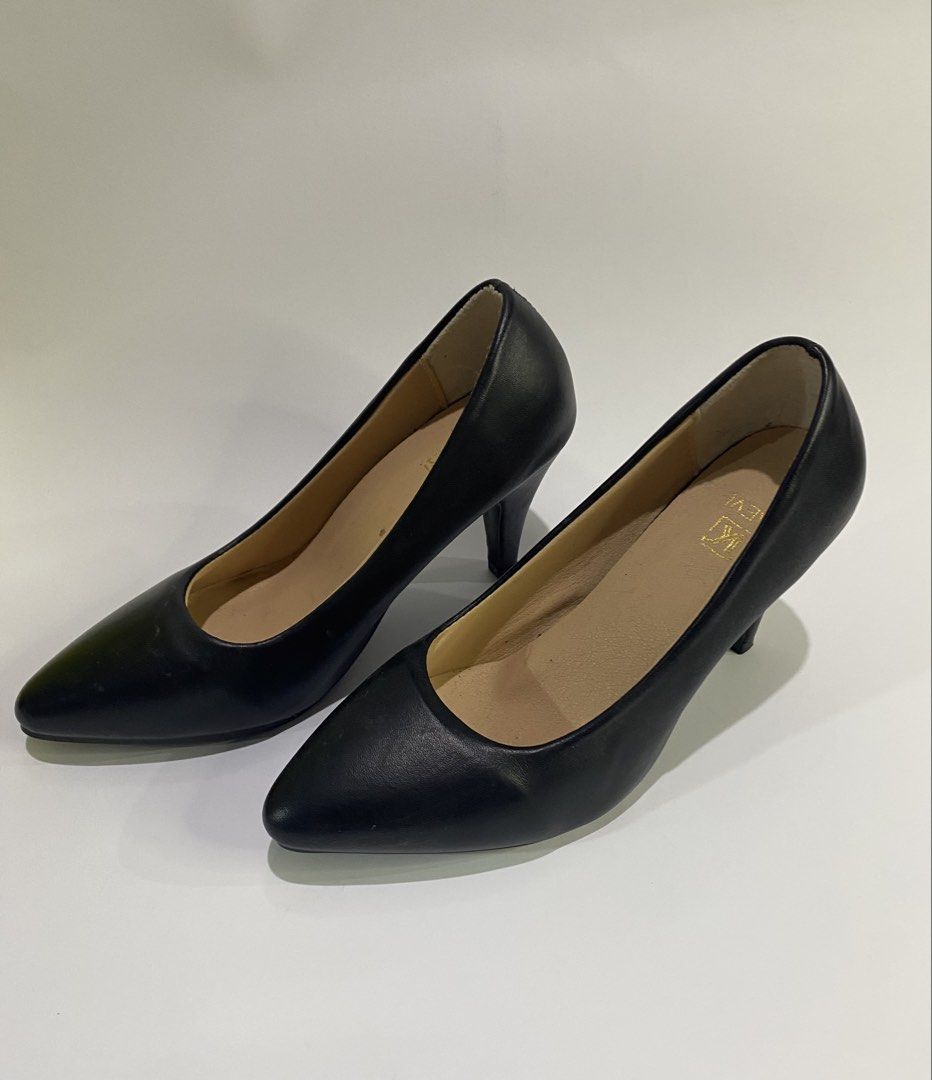 black heels (Category: Heels) located in Valenzuela. Submitted by cole.mendoza (Listing ID 1469001406, Image 2). Description: size 38 womens.