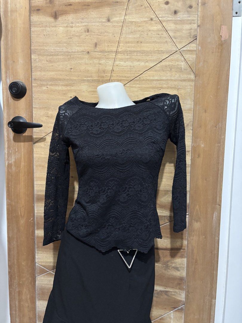 Black lace longsleeves (Category: Longsleeves) located in Manila. Submitted by robbyrabbit (Listing ID 1469094286, Image 1). Description: Manage your expectations preloved.