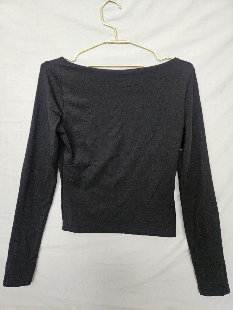 Black Long Sleeve Crop Top with Scoop Neck (Category: Longsleeves) located in Quezon City. Submitted by _pcloset (Listing ID 1469005355, Image 2). Description: - Color: Black - Style: Long sleeve crop top with scoop neckline (front and back) - Fit: Slim fit, stretchy fabric - Versatility: Simple basic piece for everyday styling - Condition: Clean, minimal signs of wear.